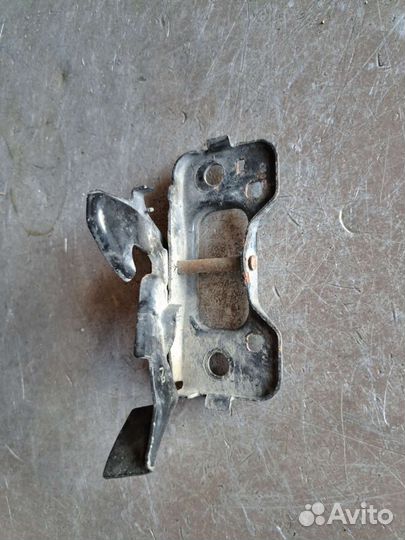 Крюк капота на Dodge Grand Caravan