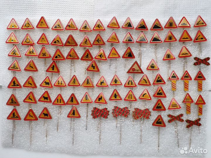 Значки автомобили логотипы и дорожные знаки