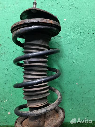 Стойка амортизатора передняя левая Suzuki Grand V