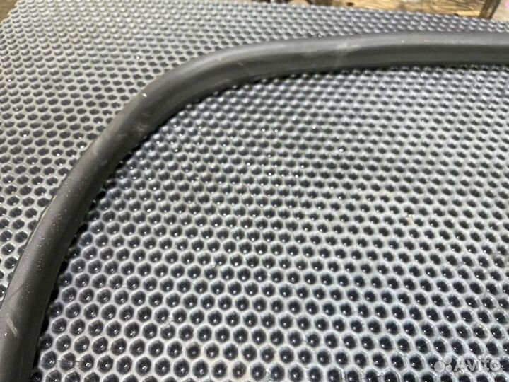 Уплотнитель дверного проема прав. перед. Hummer H3