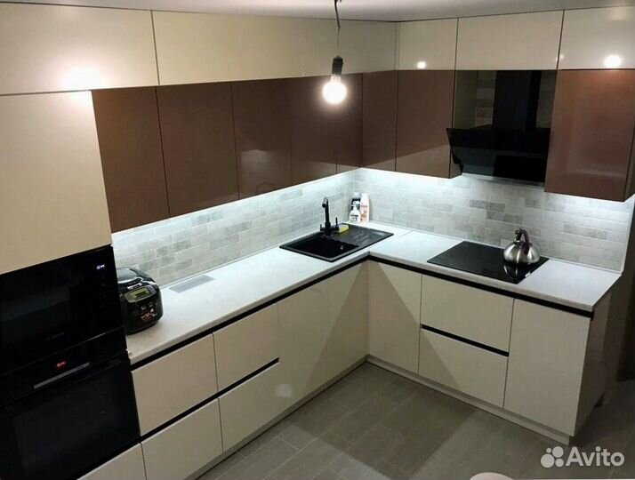 Угловой кухонный гарнитур современный