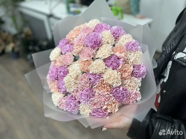 Букет из разноцветных гвоздик