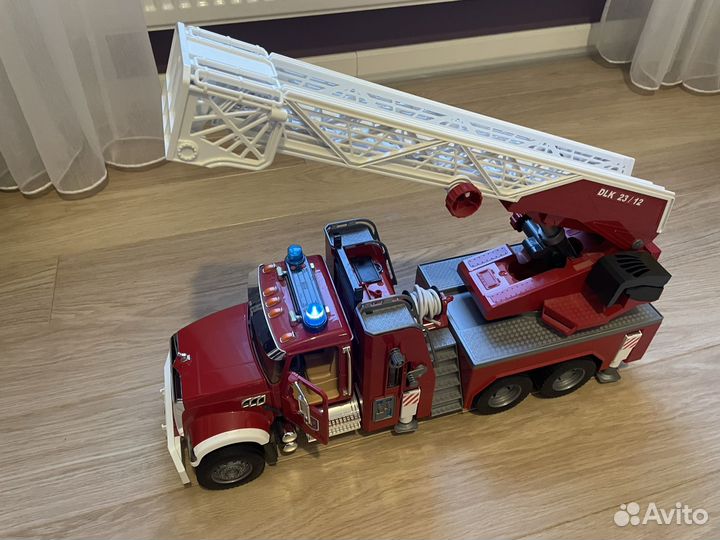 Пожарная машина Bruder 02821 Mack