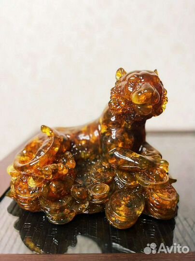 Денежный тигр из янтаря,фигуры из янтаря