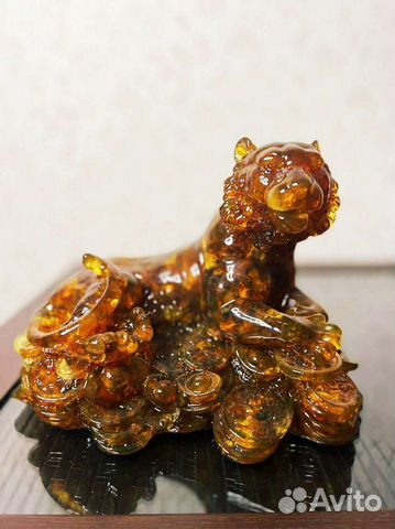 Денежный тигр из янтаря,фигуры из янтаря