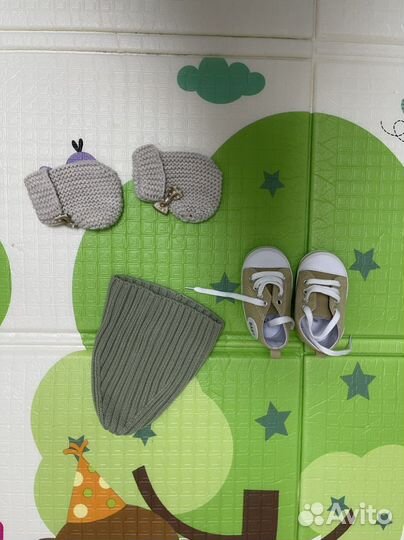 Шапочки для мальчика, пинетки, кеды