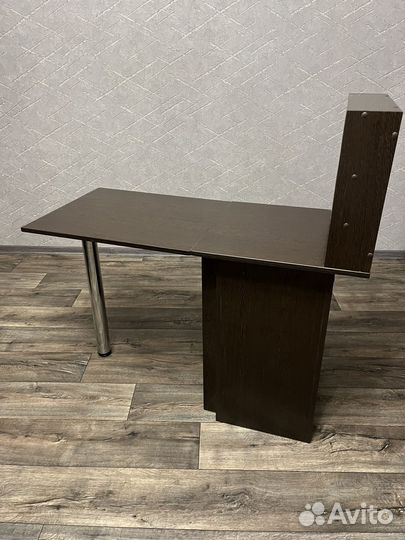 Маникюрный стол