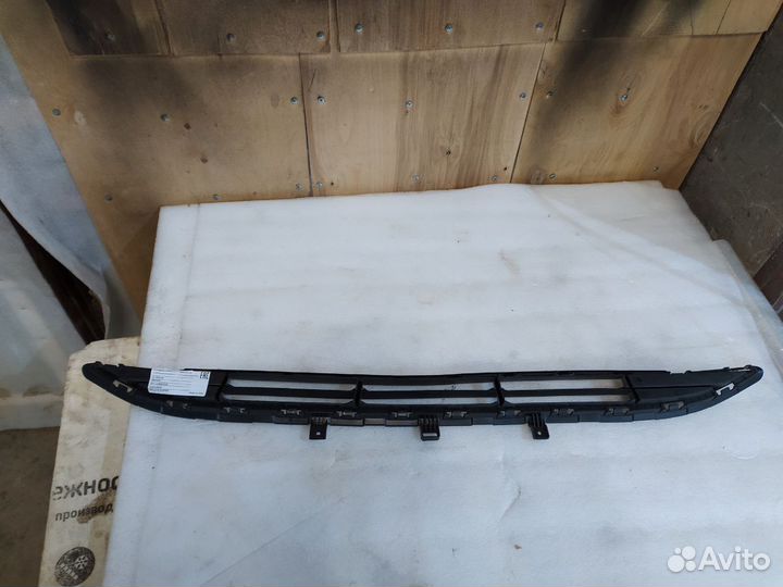 Решетка переднего бампера Hyundai Solaris II