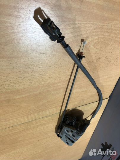 Замок двери передней левой Ford Focus