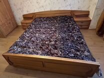 Кровать с прикроватными тумбочками