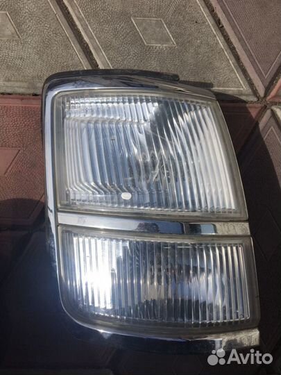 Продам правый поворот на nissan elgrand