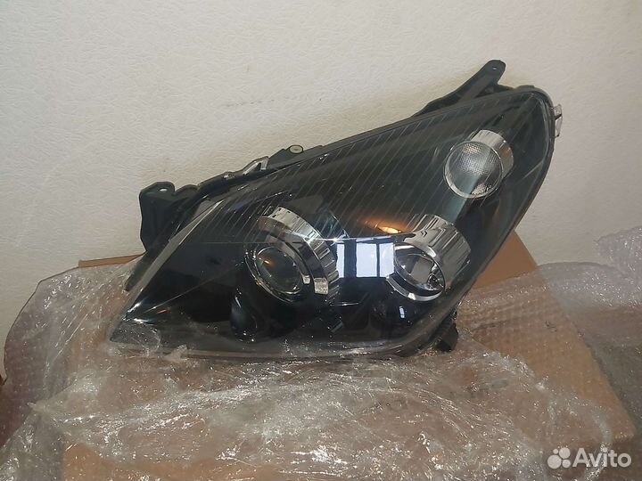 Фара левая Opel Astra h xenon