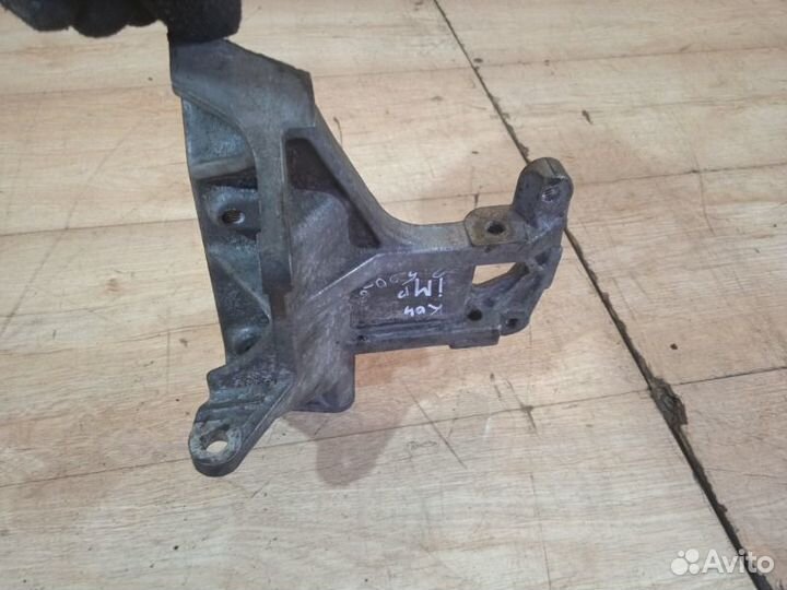 Кронштейн компрессора кондиционера Subaru Forester