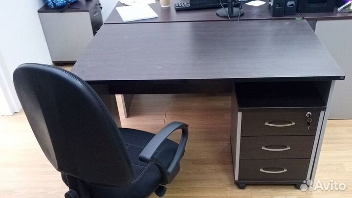 Стол офисный с тумбой. с ндс