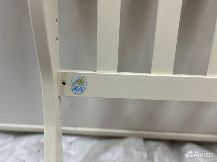 Детская кроватка с маятником и ящиком