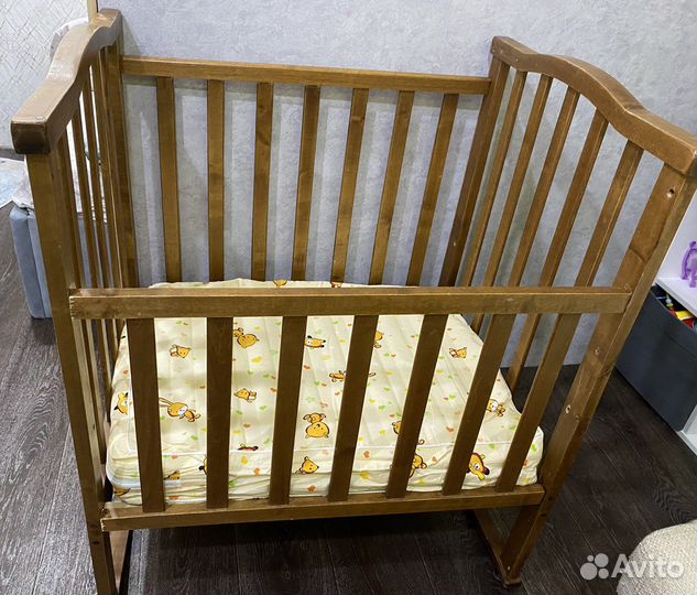 Детская кроватка с маятником