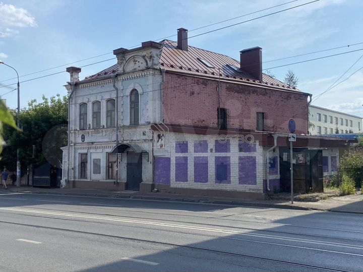 Здание в центре с парковкой