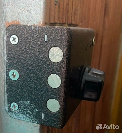 Замок дверной накладной