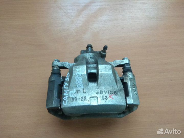 Суппорт передний левый Toyota Camry 50 2011-2017