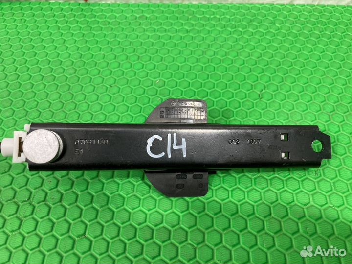 Механизм регулировки ремня безопасности Volkswagen