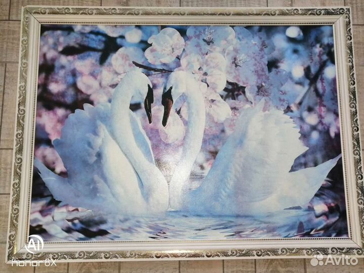 Продам картину лебедь