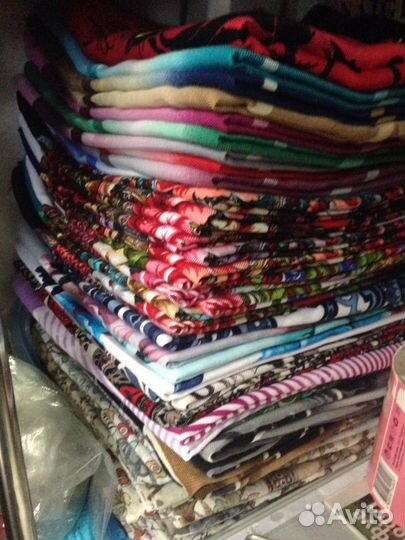 Шерстяные платки различных цветов и рисунков