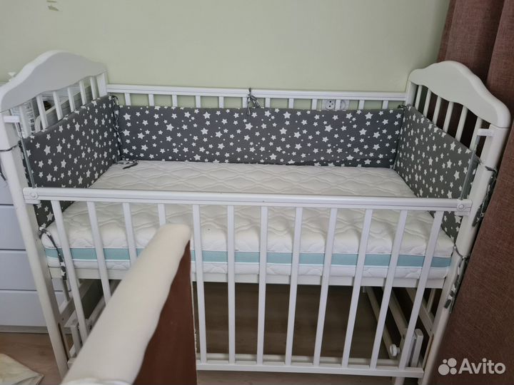 Детская кроватка с маятником