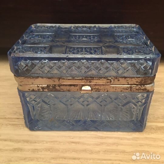 Старинная шкатулка из голубого стекла