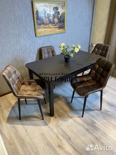 Большой кухонный стол и стулья