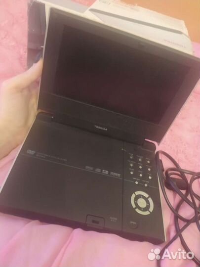 Изломанный портативный проигрыватель DVD дисков