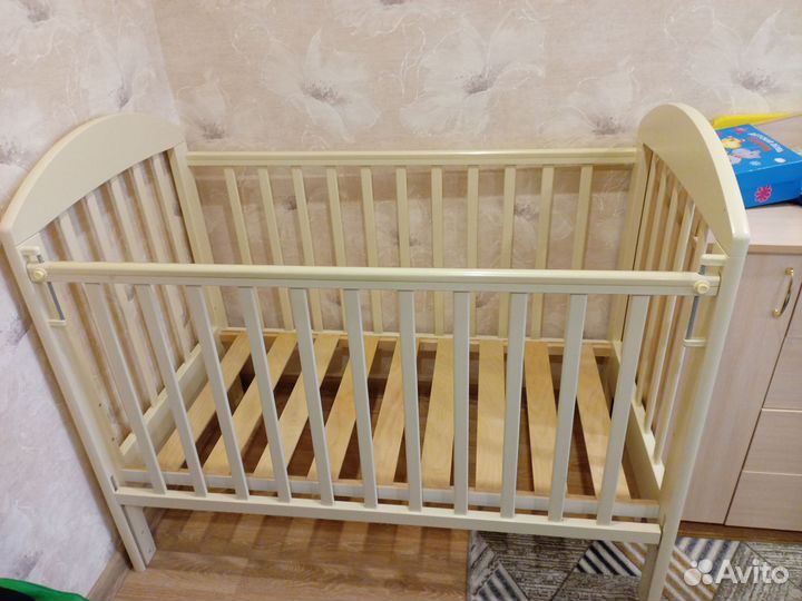 Детская кроватка с поперечным маятником