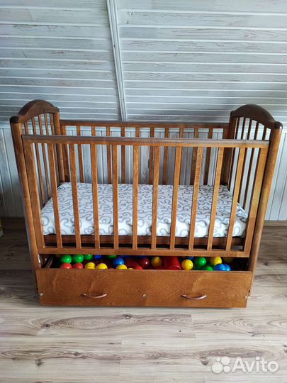 Детская кроватка с маятником и матрасом