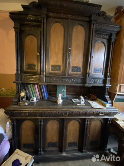 Старинный антикварный шкаф буфет