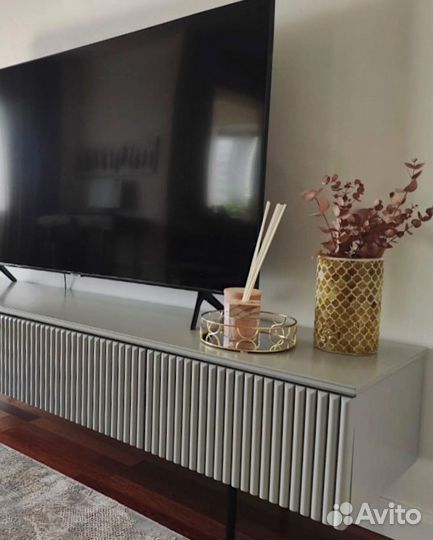 Тумба TV в современном стиле (с дверцами)