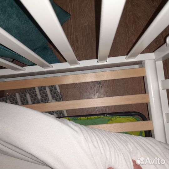 Детская кроватка с маятником