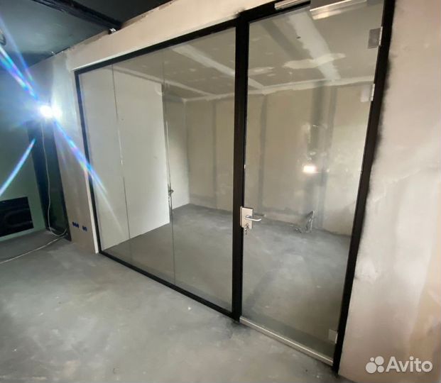 Стеклянная перегородка