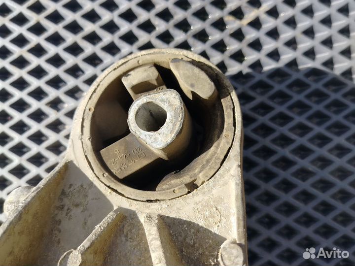 Подушка крепление двигателя Opel Astra H