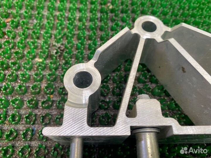 Кронштейн усилителя торпедо передний правый