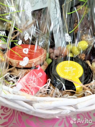 Чайная корзина со сладостями на любое событие