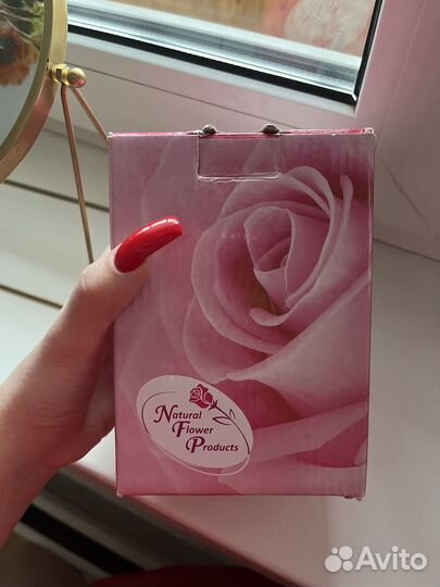 Живой цветок в стекле