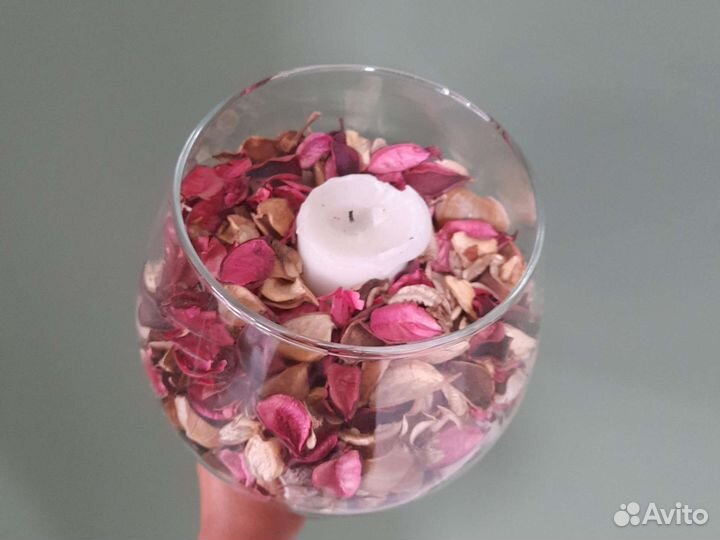 Ваза бокал с аромалепестками, свечой и ракушками