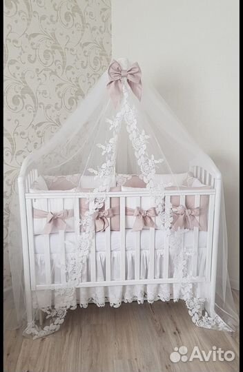 Детская кроватка с маятником