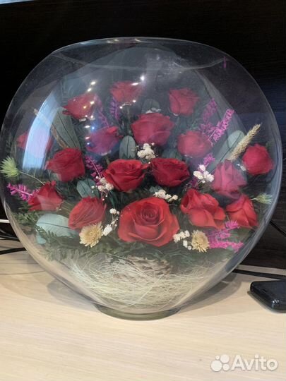 Искусственные цветы в вазе