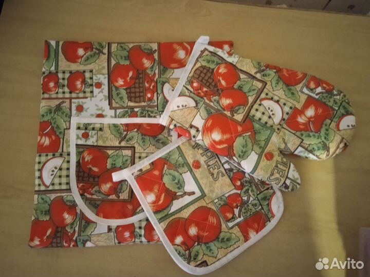 Фартук, прихватки и полотенце