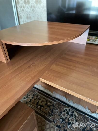 Компьютерный стол угловой с полками