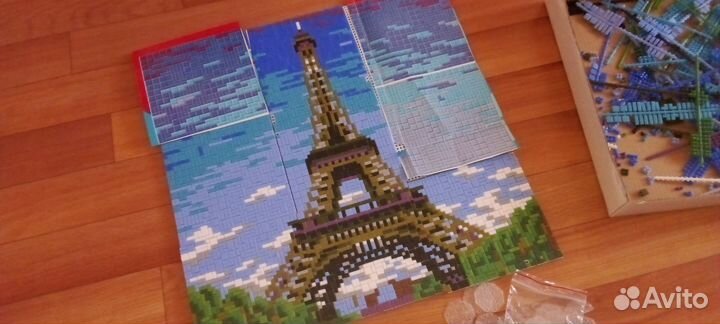 Картина мозаика не доделала ещё 3 квадрата