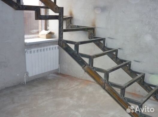 Металлический каркас лестницы на монокосоуре в кот