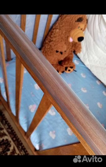 Детская кроватка с маятником и ящиком
