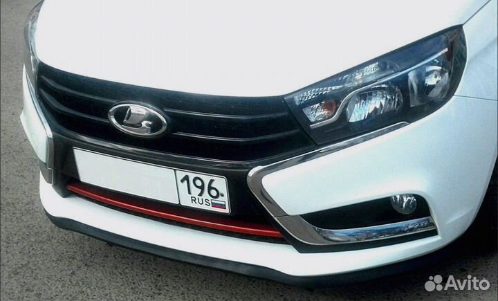 Красная накладка в стиле LADA Vesta Sport