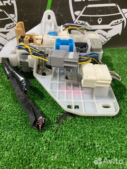 Блок предохранителей салонный Toyota Cresta GX100